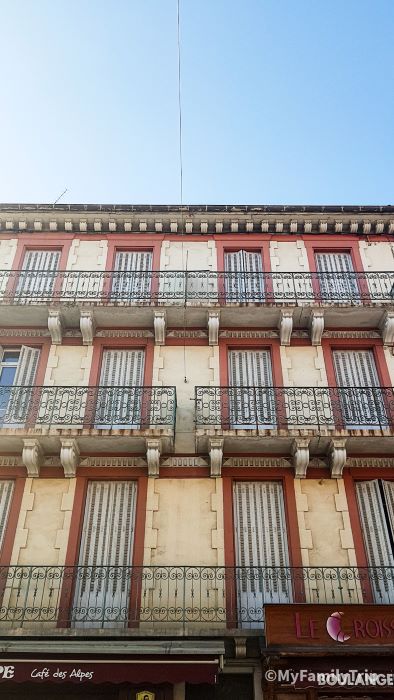 Facade immeuble balcon fer forgé