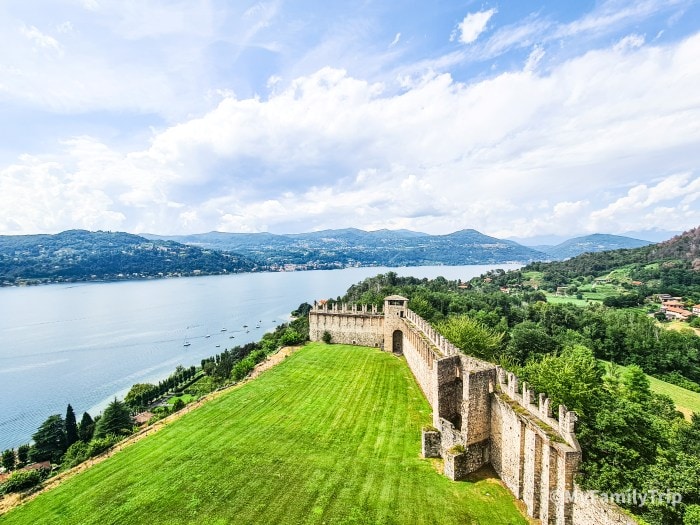 Vue sur le lac Majeur depuis la Roca di Angera: Lac montagne et mur crenelé