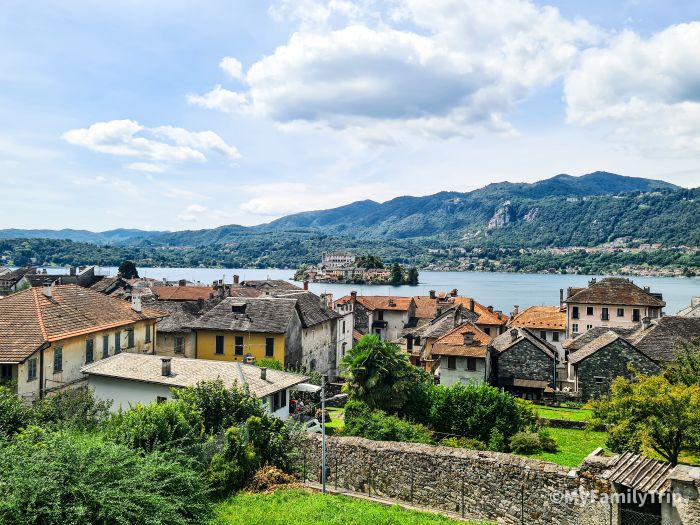 Sérénité au bord du lac avec voilier et nature verdoyante.