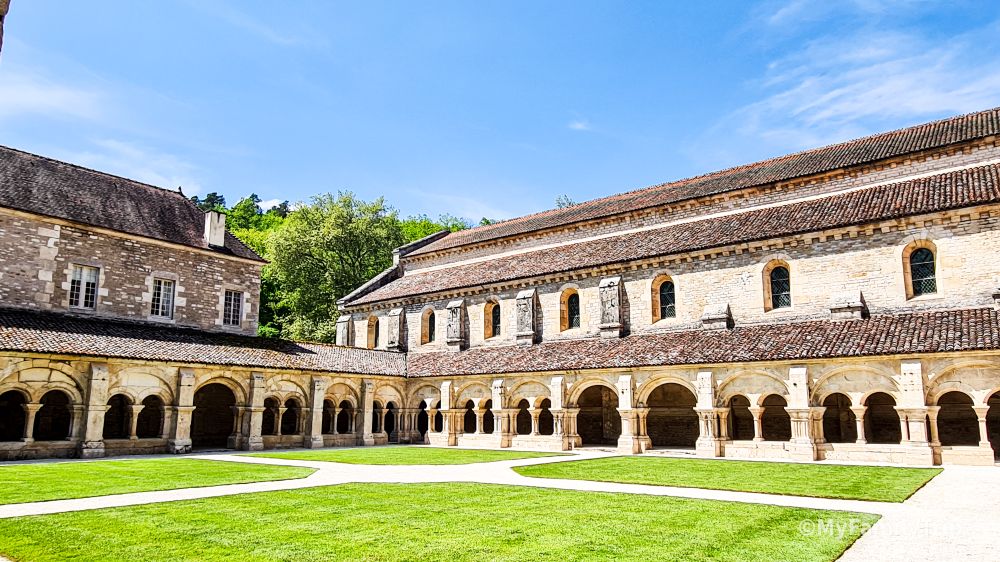 Le cloitre de l'abbaye de Fontenay. que faire en Cote d'Or?