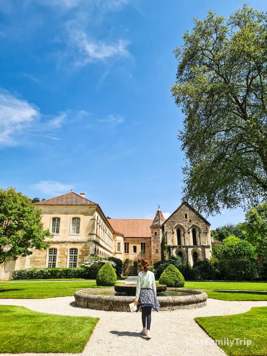 Une fontaine devant une abbaye