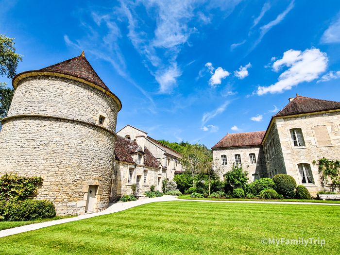 vieille batisse en pierre avec un beau ciel bleu