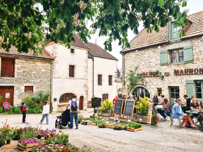 Que voir en cote d'or - Place de village chateauneuf en Auxois
