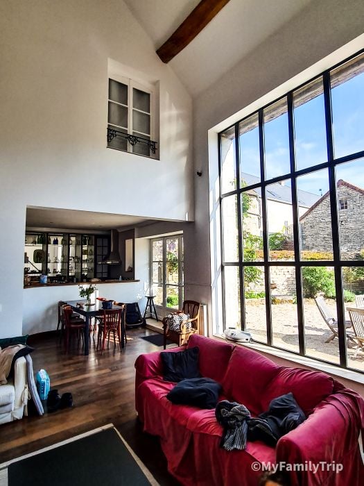 salon avec grande verrière - Où dormir en côte d'or?