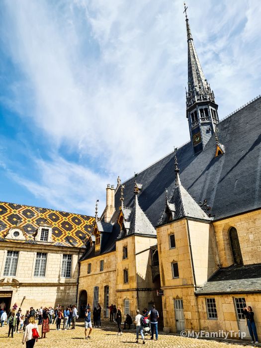 Les Hospices de Beaune avec des enfants