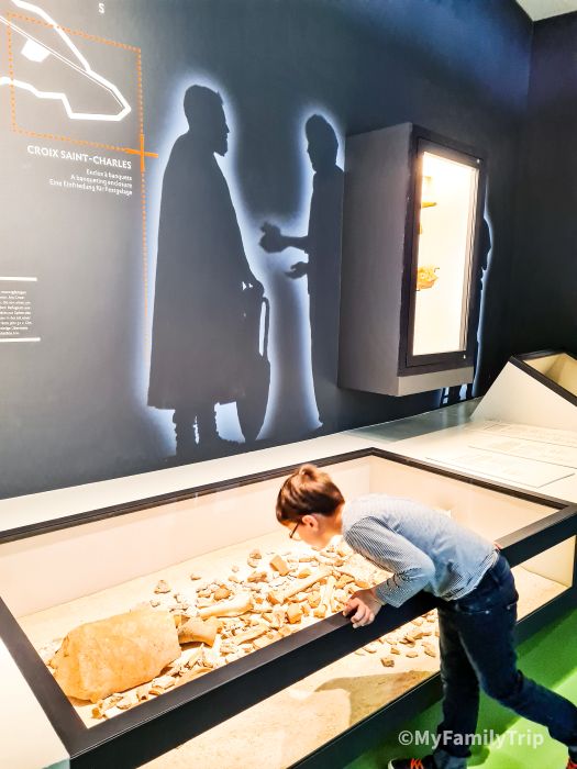 enfants observant des vestiges au museo parc Alesia