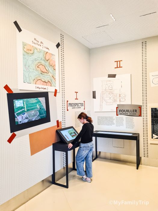 Jeune fille regardant une video dans le museo parc alesia