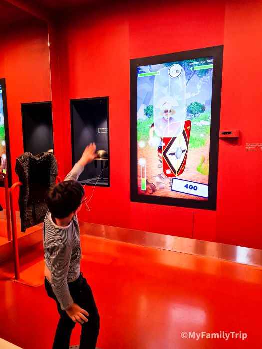 un enfant simule un combat contre un romain - Museo Parc Alesia